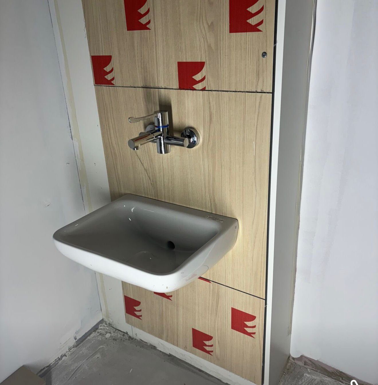 Wash basin and lever tap